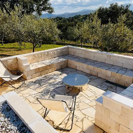 Villa Tomaso - Mit Privatem Pool Triei